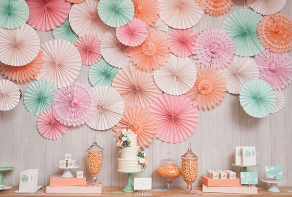 Cách làm hoa treo tường bằng giấy với kiểu dáng đơn giản